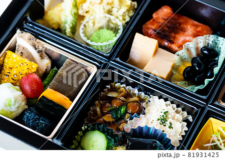 コロナ禍の法事、会食中止で持ち帰りのお弁当になる 81931425