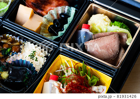コロナ禍の法事、会食中止で持ち帰りのお弁当になる 81931426