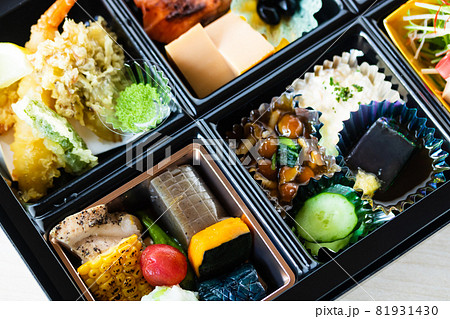 コロナ禍の法事、会食中止で持ち帰りのお弁当になる 81931430