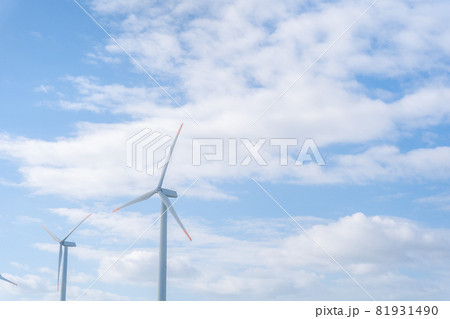 風力発電　青空　白い雲 81931490