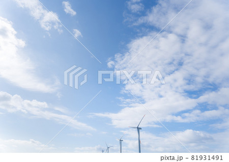 風力発電 青空 白い雲 風力発電 青空 白い雲 81931491