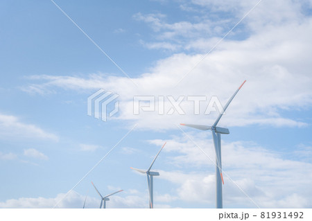 風力発電　青空　白い雲 81931492