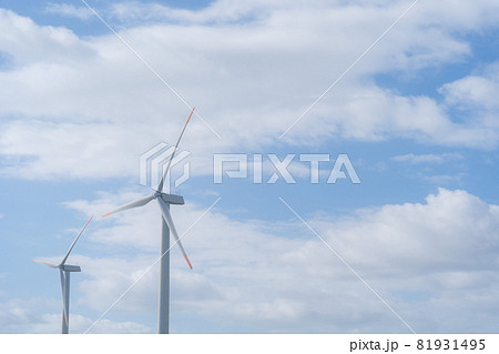 風力発電　青空　白い雲 81931495
