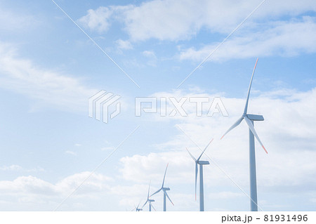 風力発電　青空　白い雲 81931496
