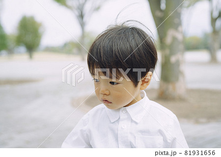 公園で遊ぶ男の子(真剣) 公園で遊ぶ男の子(真剣) 81931656
