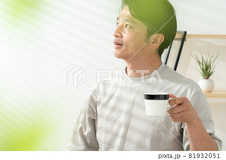 コーヒーを飲むミドル男性　くつろぐ　 81932051