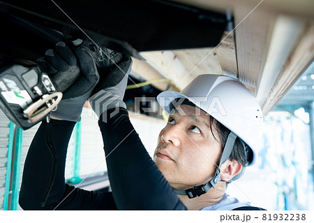 建築現場で働く作業員 作業をする職人 建築現場で働く作業員 作業をする職人 81932238
