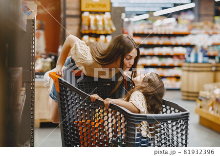 The family buys groceries at the supermarket The family buys groceries at the supermarket 81932396