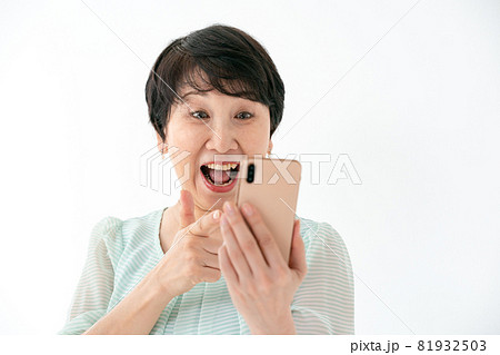 シニア女性 驚く 喜ぶ スマホ シニア女性 驚く 喜ぶ スマホ 81932503