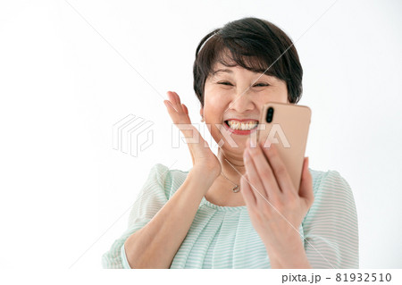 シニア女性 驚く 喜ぶ スマホ シニア女性 驚く 喜ぶ スマホ 81932510