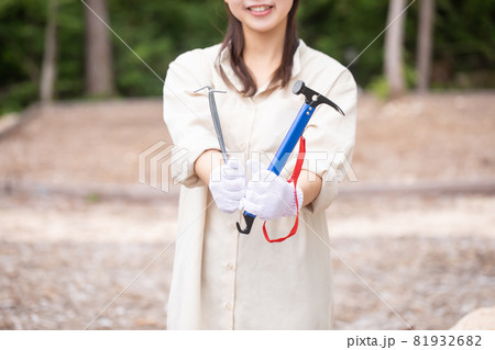 キャンプ　テント設営　キャンプ場　アウトドア　テントを張る 81932682