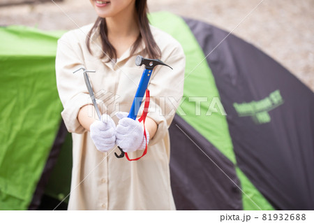 キャンプ　テント設営　キャンプ場　アウトドア　テントを張る 81932688