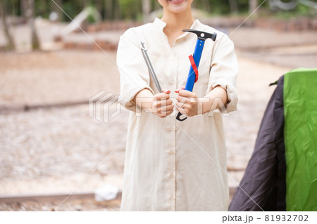 キャンプ　テント設営　キャンプ場　アウトドア　テントを張る 81932702