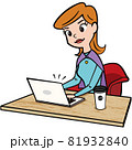 アメコミ　カフェでリモートワークする若い女性 81932840