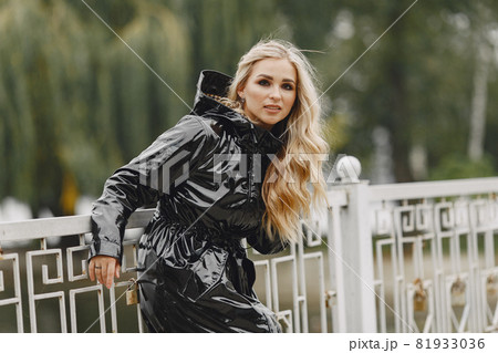 Elegant woman in a autumn park Elegant woman in a autumn park 81933036