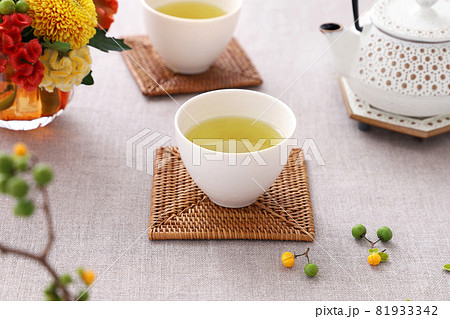 秋のお茶　可愛いツルウメモドキの実 81933342