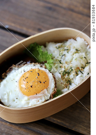 曲げわっぱに入れたハンバーグの一品弁当 81933684
