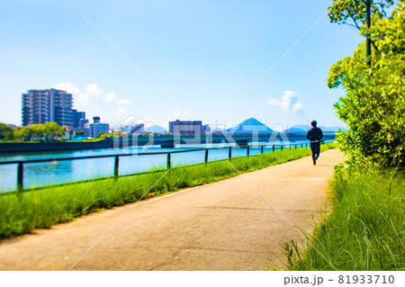 広島市の河口公園をジョギングする人のスナップです。健康関連の背景にどうぞ。 81933710