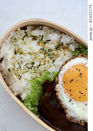 曲げわっぱに入れたハンバーグの一品弁当 81933774