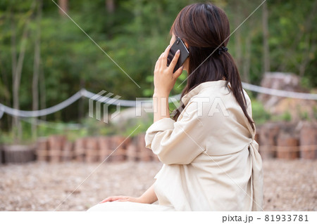 遭難　助けを求める女性　山で遭難する女性　山岳遭難する女性 81933781