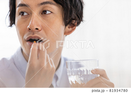 カプセル剤を水で飲もうとする男性 81934780