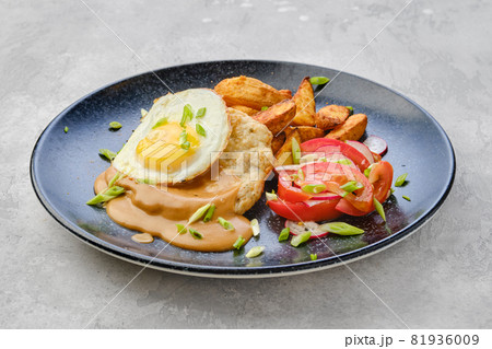 Chopped pork sirloin with fried potato wedges, egg, tomato and radish 81936009