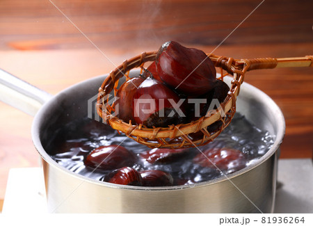 塩茹で中の京都府産丹波栗 塩茹で中の京都府産丹波栗 81936264