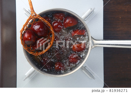 塩茹で中の京都府産丹波栗 81936271