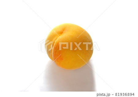 皮が黄色い桃 黄桃 81936894