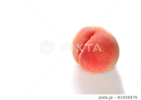 皮が赤い桃 皮が赤い桃 81936976