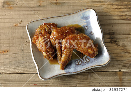 手羽先の甘辛煮を俯瞰で撮影 81937274