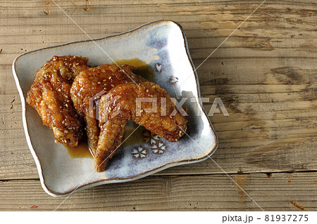 手羽先の甘辛煮を俯瞰で撮影 81937275