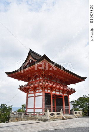 夏の清水寺　仁王門 81937326