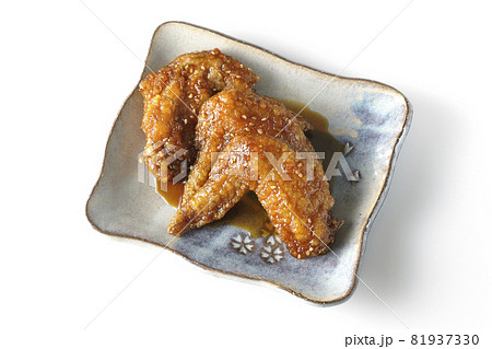 手羽先の甘辛煮を白背景で撮影（俯瞰） 81937330