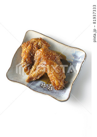手羽先の甘辛煮を白背景で撮影（俯瞰） 81937333