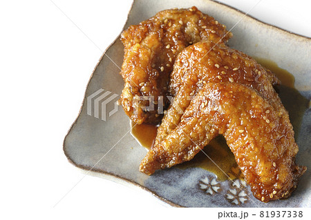手羽先の甘辛煮を白背景で撮影（俯瞰） 81937338