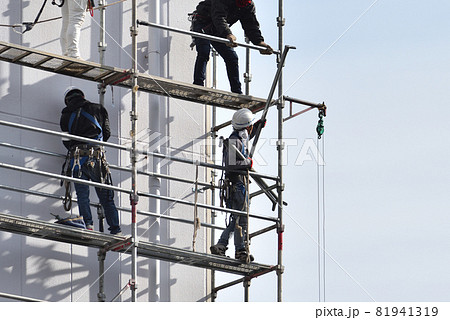 外壁塗装の仮設足場組立 部材を吊り上げ取り込む作業風景 外壁塗装の仮設足場組立 部材を吊り上げ取り込む作業風景 81941319