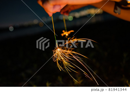 海辺で線香花火 81941344