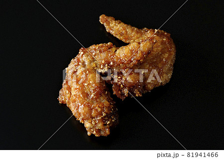 手羽先の甘辛煮を黒背景で撮影 81941466
