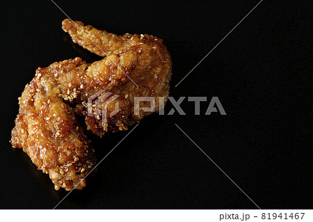 手羽先の甘辛煮を黒背景で撮影 81941467