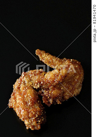 手羽先の甘辛煮を黒背景で撮影 手羽先の甘辛煮を黒背景で撮影 81941470