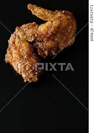 手羽先の甘辛煮を黒背景で撮影 81941471