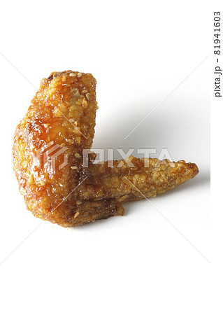 手羽先の甘辛煮を白背景で撮影 81941603