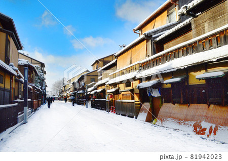正月の早朝に雪降る京都祇園の花見小路通りを行く 81942023