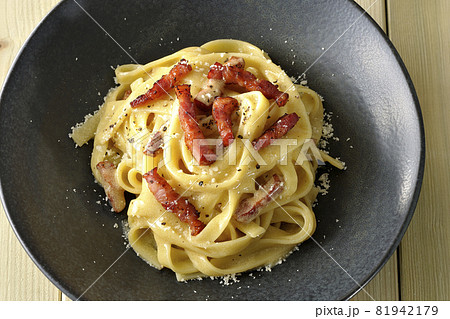 カリカリに焼いたベーコン入りフェットチーネのカルボナーラを俯瞰で撮影 81942179