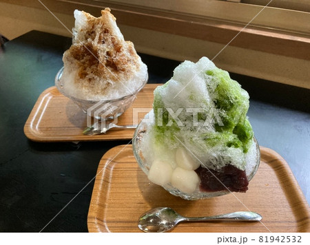 ふたつ並んだかき氷・宇治金時 ふたつ並んだかき氷・宇治金時 81942532