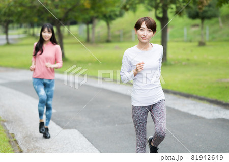 公園をジョギングする女性 公園をジョギングする女性 81942649