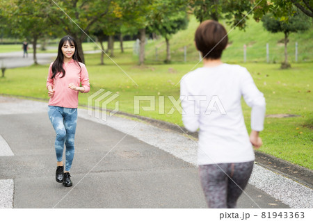 ジョギングですれ違う二人の女性 81943363