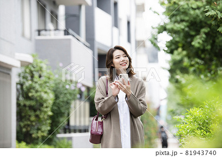 スマホで行き先を探す若い女性 スマホで行き先を探す若い女性 81943740