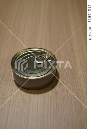 テーブルの上のラベルのない缶詰 81944512